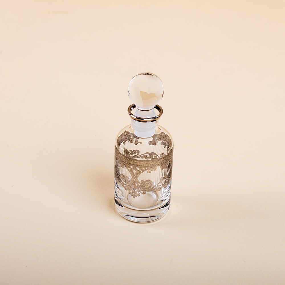 زجاجة عطر زجاجية بتفاصيل برونزية - متوسط